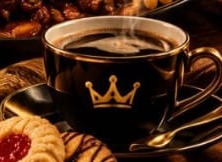 Café servido com coroa dourada
